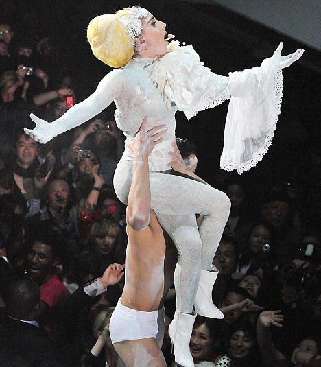 Lady Gaga &acirc;&euro;&ldquo; cu fesele la vedere FOTO!