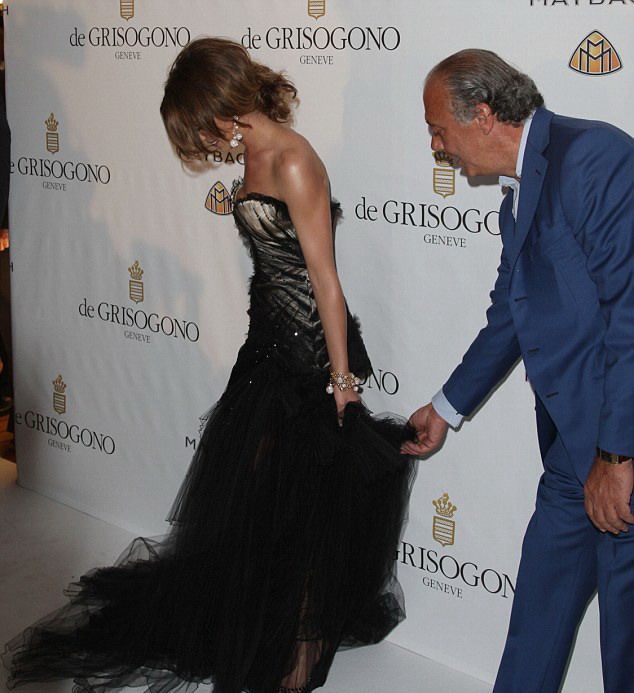Cheryl Cole s-a impiedicat in trena rochiei-sirena pe care a purtat-o la Cannes FOTO!