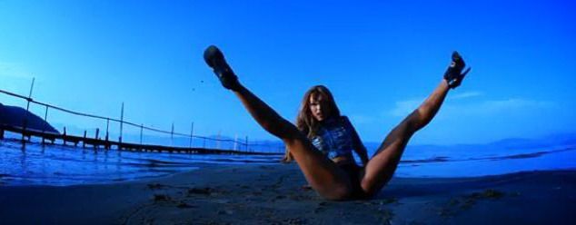 Andreea Balan in ipostaze super sexy in ultimul videoclip! Face chiar si spagatul! VIDEO!