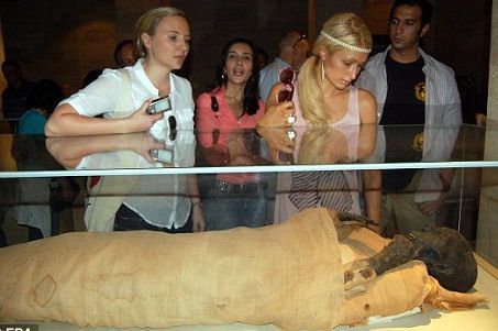 Sexy Paris Hilton sfideaza musulmanii in Egipt! FOTO!