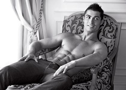 Sa ne bucuram: au aparut primele poze cu Cristiano Ronaldo in lenjerie intima, in noua campanie Armani!VIDEO