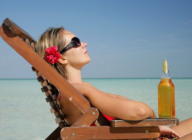 Fereste-te de insolatie: nu bea bere pe plaja si consuma lichide cu minerale!