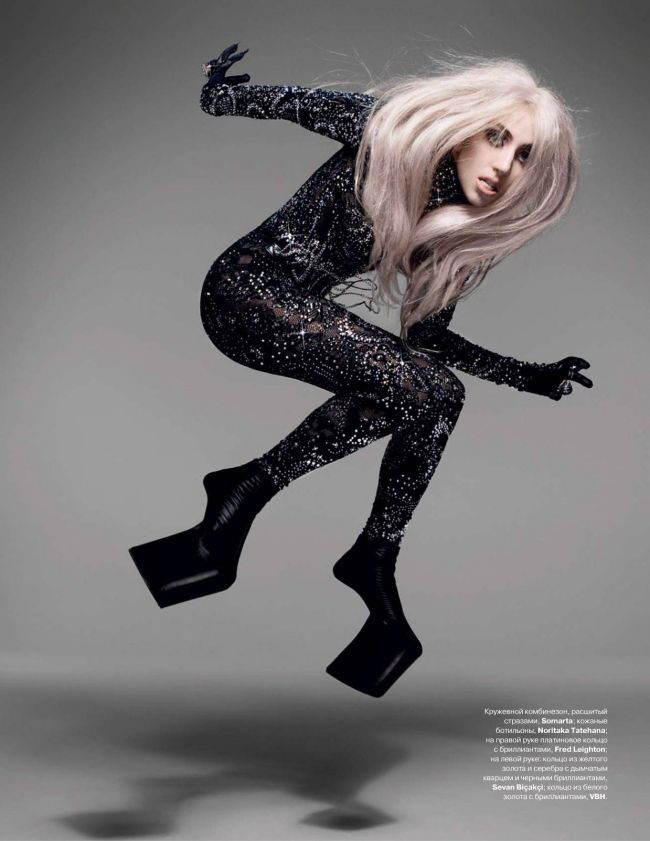 Lady Gaga si-a aratat sanii in revista Tatler
