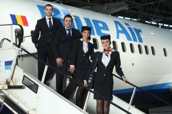 Un calendar cu stewardese in ipostaze senzuale, lansat de Blue Air