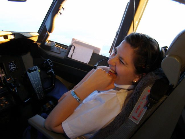 Romance de cariera. Ana Maria Dima - la 30 de ani piloteaza avioane: Unii pasageri se sperie ca o femeie ii duce la destinatie! &nbsp;