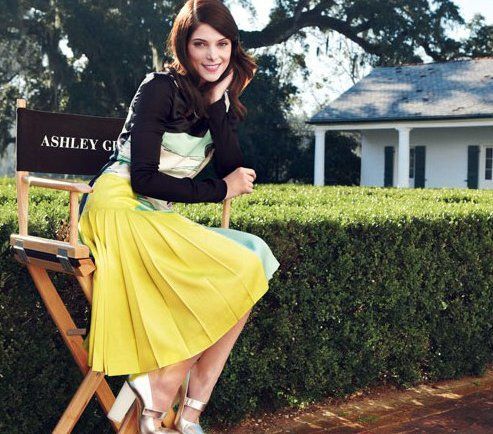 Rebela din Twilight, Ashley Greene, pozeaza cuminte in Teen Vogue FOTO