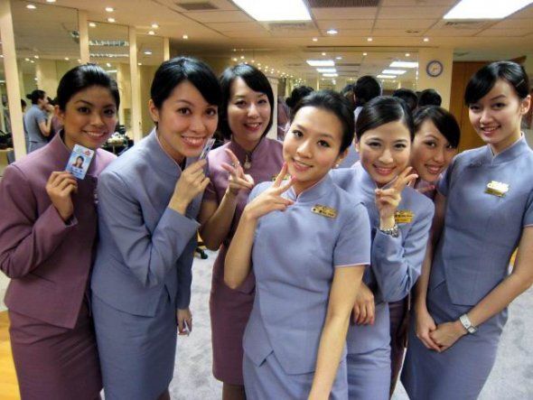 Criterii de angajat stewardese in Asia: sa nu fie cracanate, sa stie Kung Fu si sa nu aiba iubiti!