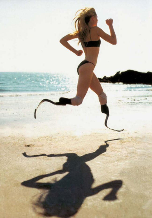 Lipsa picioarelor n-a impiedicat-o sa devina sportiva olimpica, fotomodel si actrita. Descopera povestea lui Aimee Mullins.