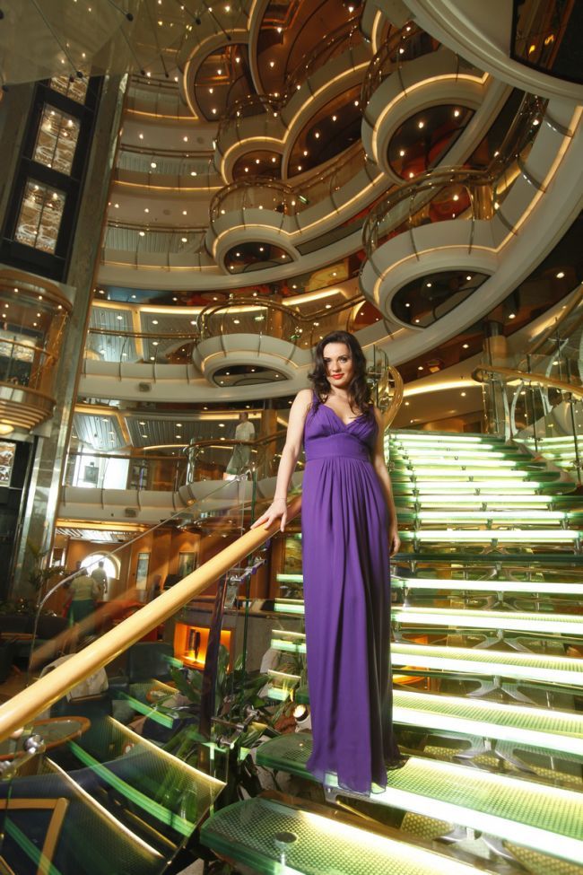 Mirela Stelea a lansat o noua colectie de rochii de vara. Vezi tinutele intr-un decor de vis in Dubai