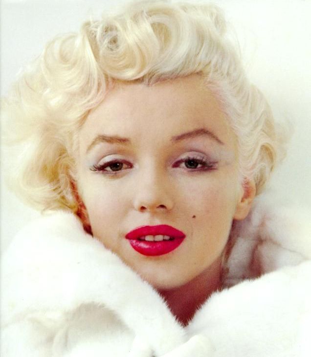 Machiajul unei frumuseti eterne. Invata cum sa obtii singura look-ul iconic a lui Marilyn Monroe VIDEO