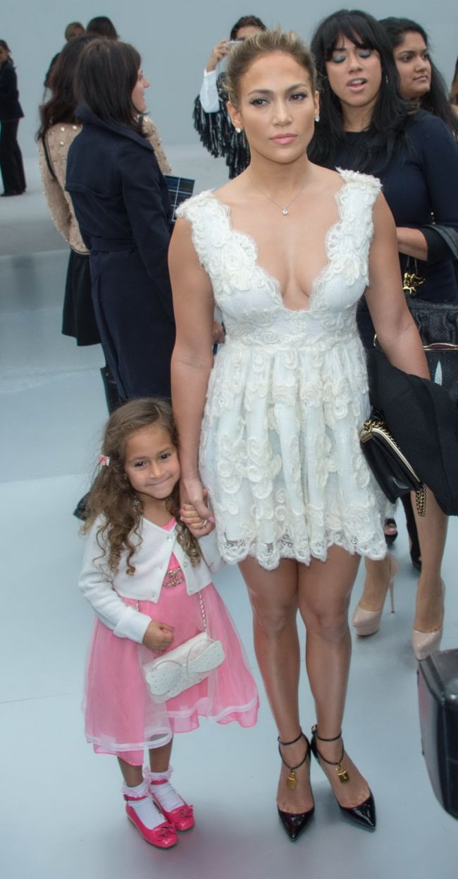 Dana Budeanu, despre rochia creata de ea si purtata de Jennifer Lopez la prezentarea Chanel: E lucrata manual, au cusut 6 fete la ea timp de 2 saptamani EXCLUSIV