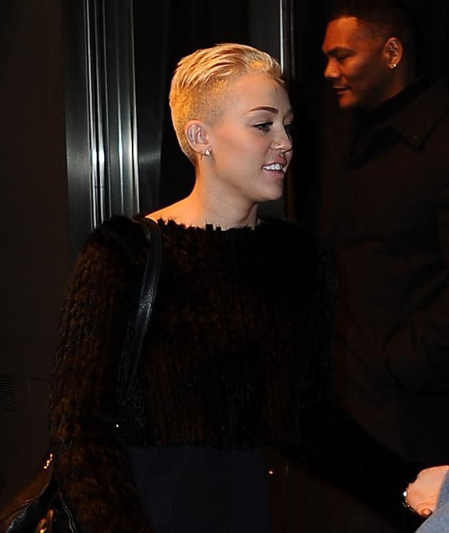 Miley Cyrus si-a evidentiat stilul vestimentar excentric cu un look vintage. Care a fost piesa de rezistenta a tinutei