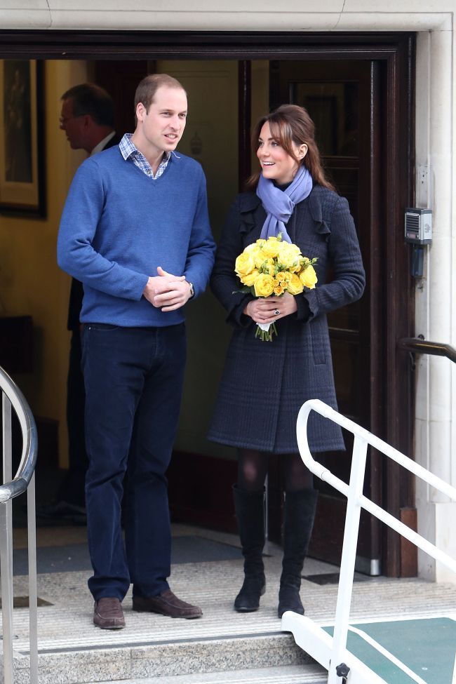 Primele poze cu Printul William si Kate Middleton dupa iesirea din spital. Medicul le-a facut o predictie ingrijoratoare legata de sarcina Ducesei