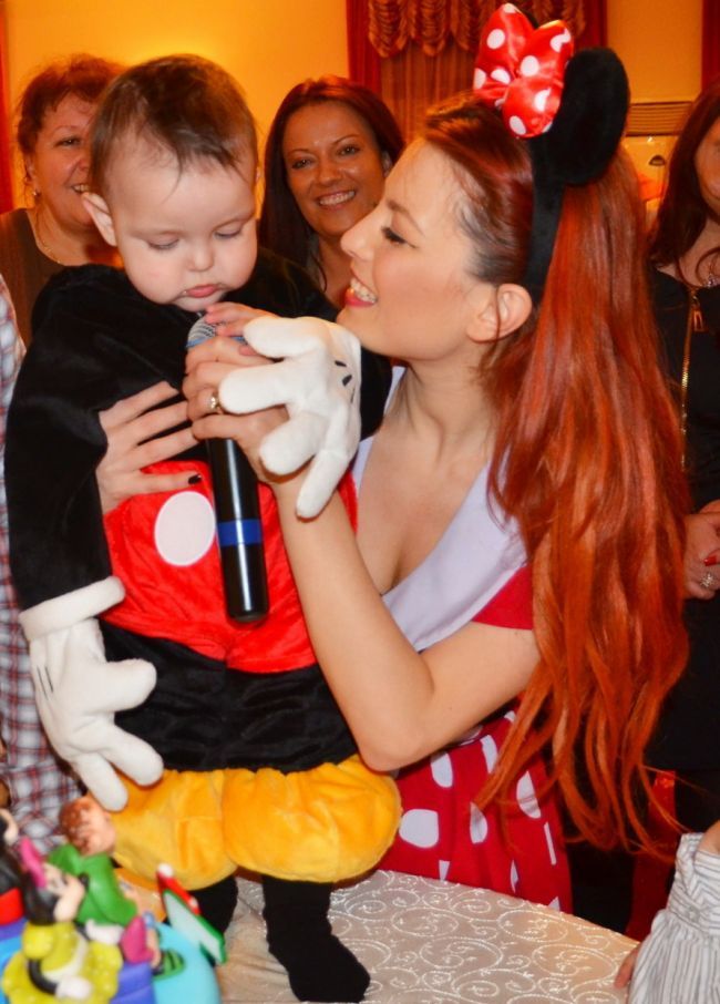 Elena Gheorghe s-a deghizat in Minnie Mouse la aniversarea fiului sau. Micutul Nicholas a fost adorabil