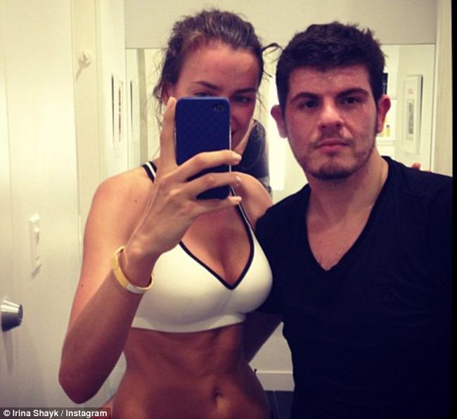 Irina Shayk isi etaleaza abdomenul de invidiat intr-o fotografie pe Instagram