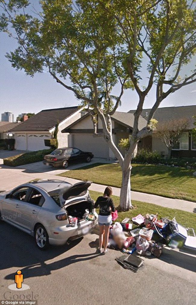 O tanara data afara din casa de iubitul ei a fost surprinsa de camerele Google Street View. Vezi mai multe imagini inedite