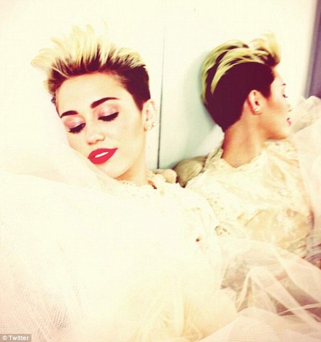 Nu poate accepta ca s-au despartit: Miley Cyrus pozeaza intr-o rochie care pare de mireasa, dupa ce iubitul ei, Liam Hemsworth a anulat logodna