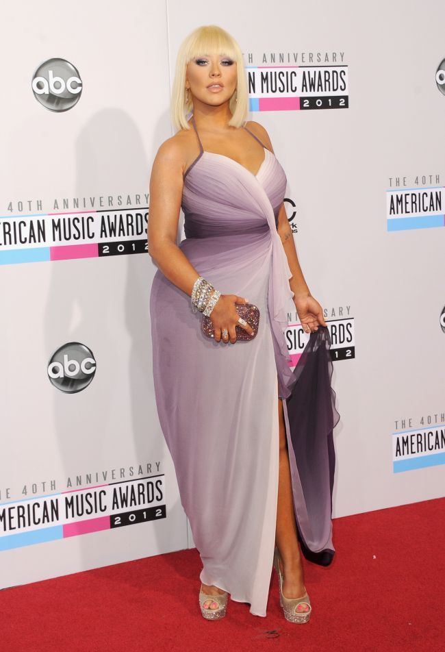 Christina Aguilera, stralucitoare pe covorul rosu de la American Music Awards 2013, intr-o rochie Maria Lucia Hohan. Cat de mult a slabit si cum arata acum vedeta