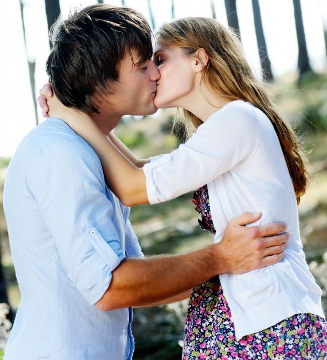 7 greseli pe care poti sa le faci atunci cand saruti un barbat. Cum le eviti