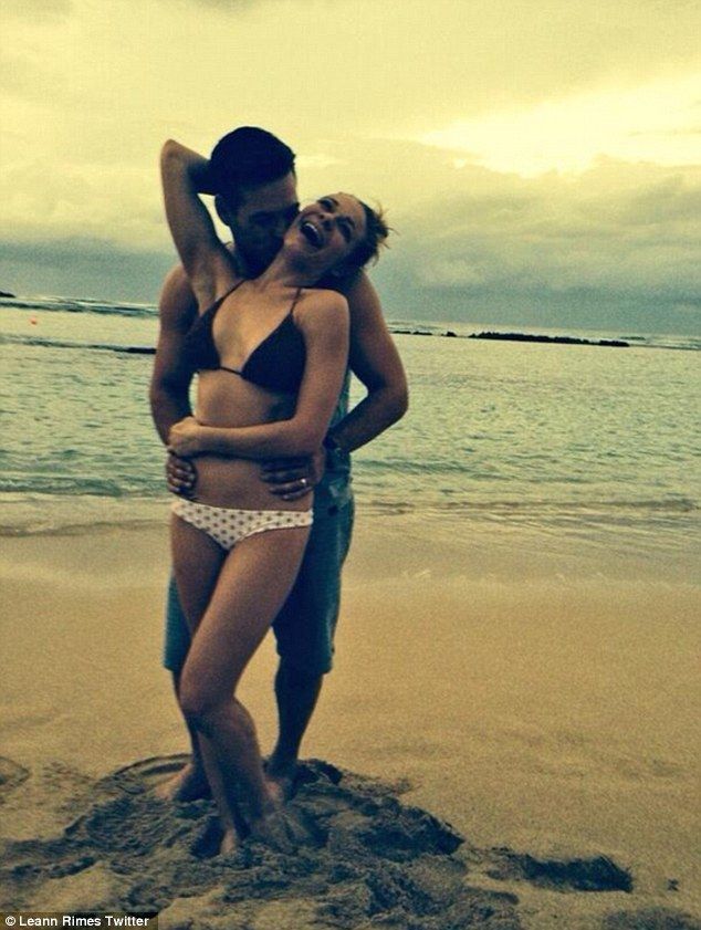 Cel mai sexy cuplu de la plaja? Cum s-au pozat LeAnn Rimes si sotul ei, Eddie Cibrian, in Hawaii
