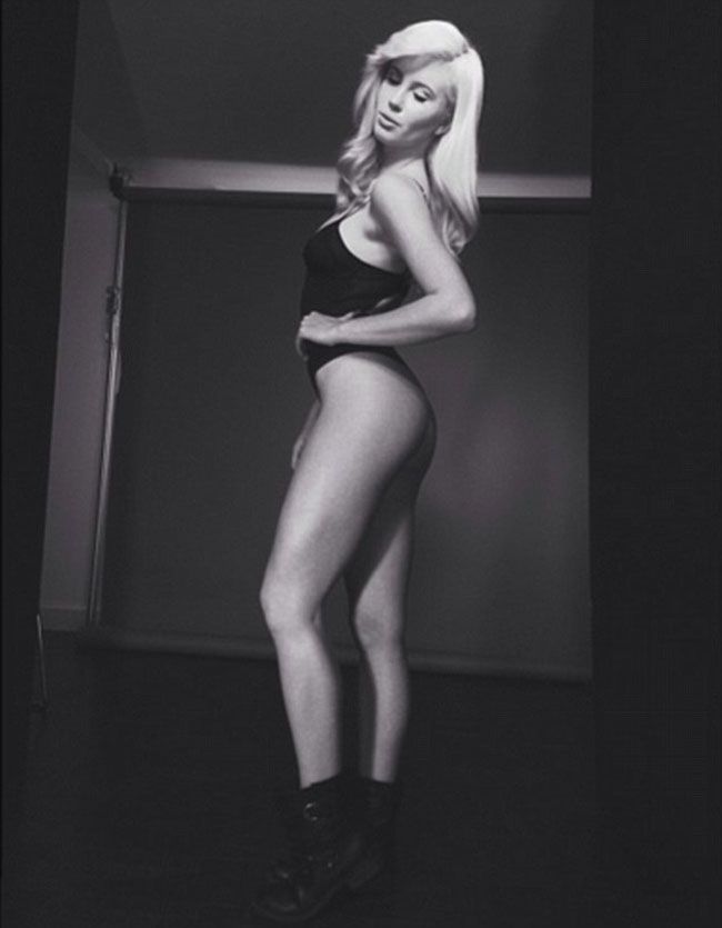 Fiica lui Kim Basinger, Ireland, imita celebra poza in costum de baie a lui Kim Kardashian. Cum arata posteriorul adolescentei in cadrul provocator