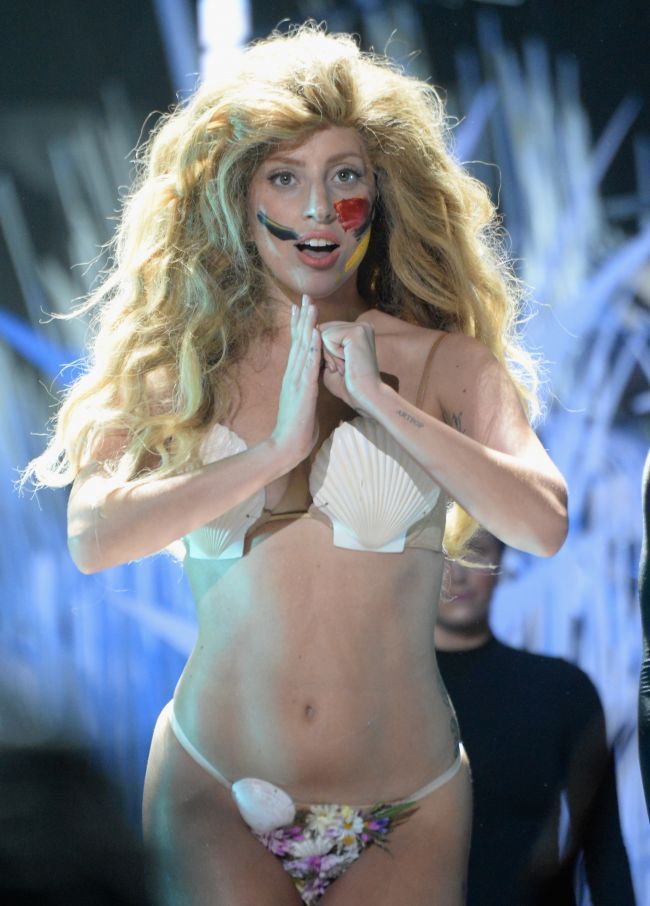 In mijlocul iernii, Lady Gaga a aparut doar in lenjerie intima si un body din plasa de peste. Reactia celor din jur la vederea ei