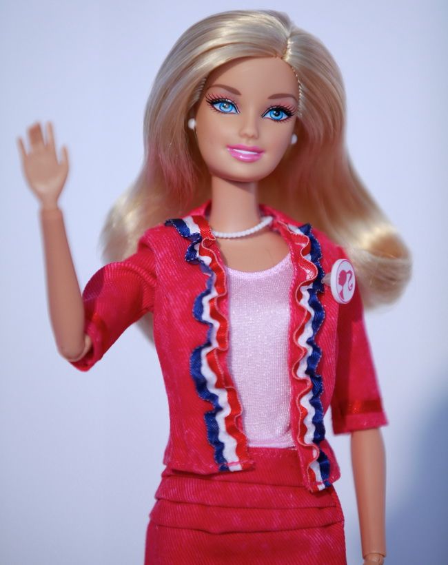 Papusa Barbie, insangerata si cu vanatai. Parintii vor fi scandalizati cand vor vedea asa ceva