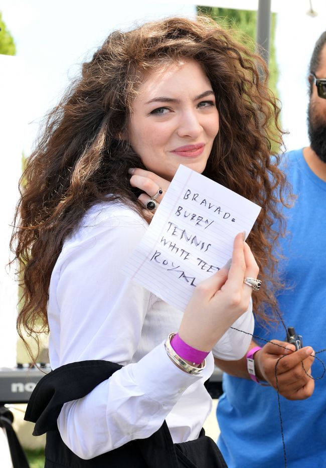 Manifest pentru Frumusete: Lorde, singura artista care refuza editarea in Photoshop. Ce mesaj le-a transmis fanelor ei