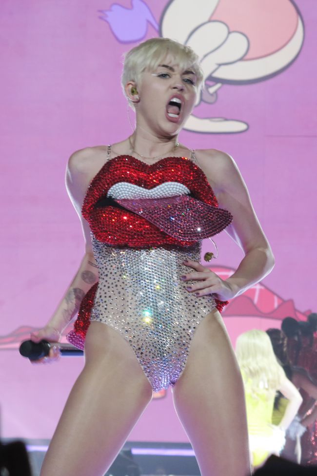 Miley Cyrus si-a socat fanii! Cum a reusit vedeta sa isi faca admiratorii sa paraseasca arena la primul concert dupa reluarea turneului Bangerz