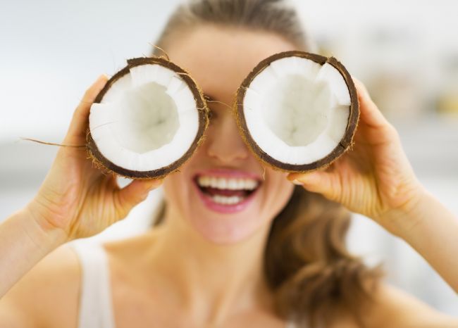Cum poti folosi uleiul de cocos pentru ingrijirea dintilor. Ce vedeta din Romania il foloseste pentru dinti albi si frumosi