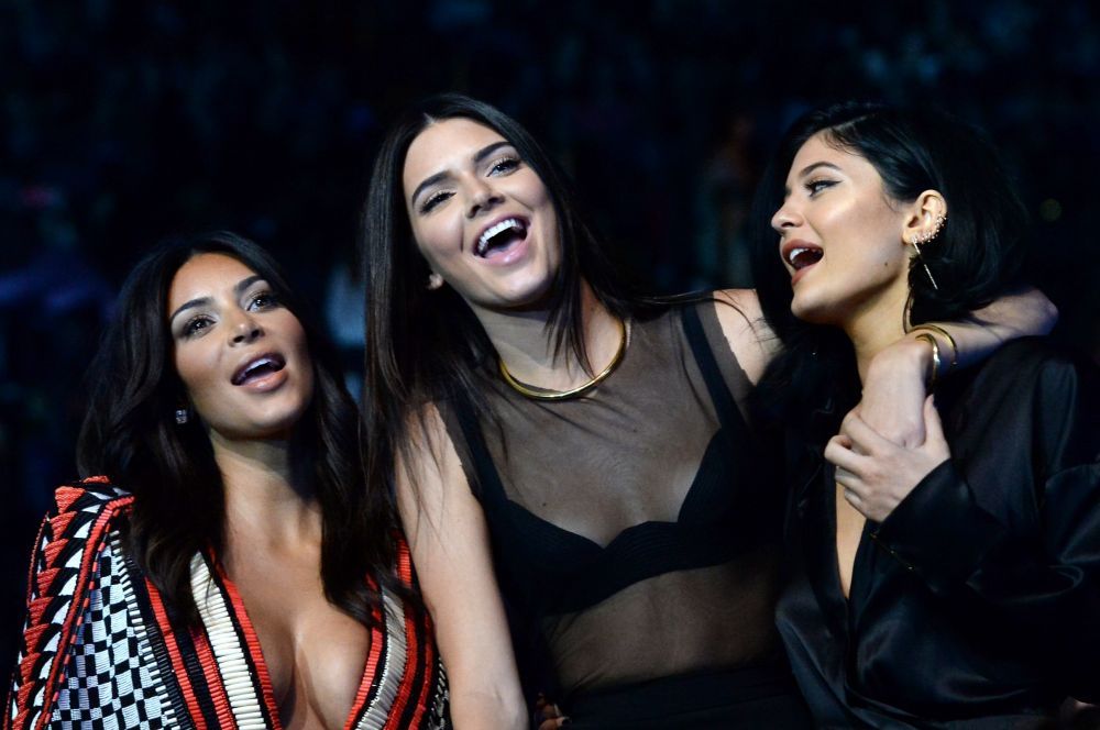 Surorile Kardashian-Jenner, aparitie dezamagitoare la MTV VMA. Kim pe lista vedetelor prost imbracate, cu un decolteu exagerat