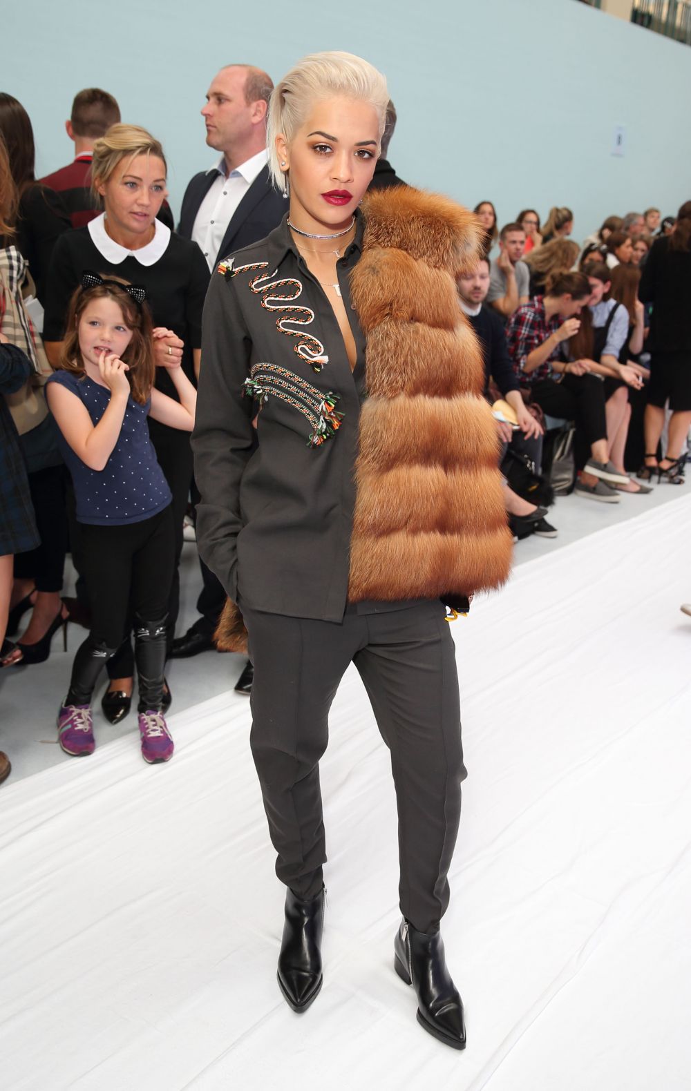 Rita Ora, noua regina a modei. Iata tinutele WOW cu care a facut parada la London Fashion Week
