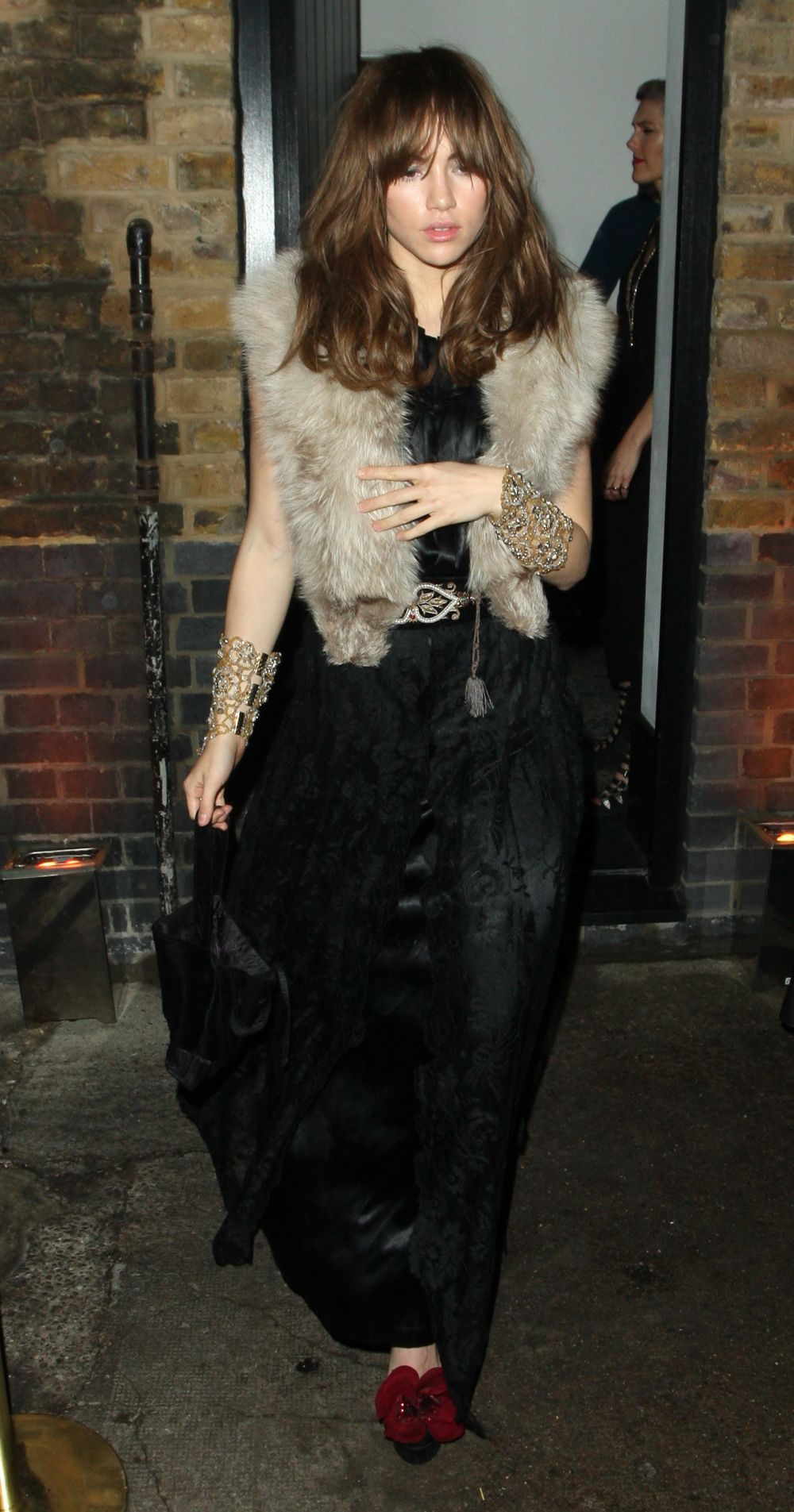 Regina modei din anii 90, Kate Moss, aparitie dezamagitoare. Si-a aratat posteriorul pe covorul rosu, intr-o tinuta vulgara