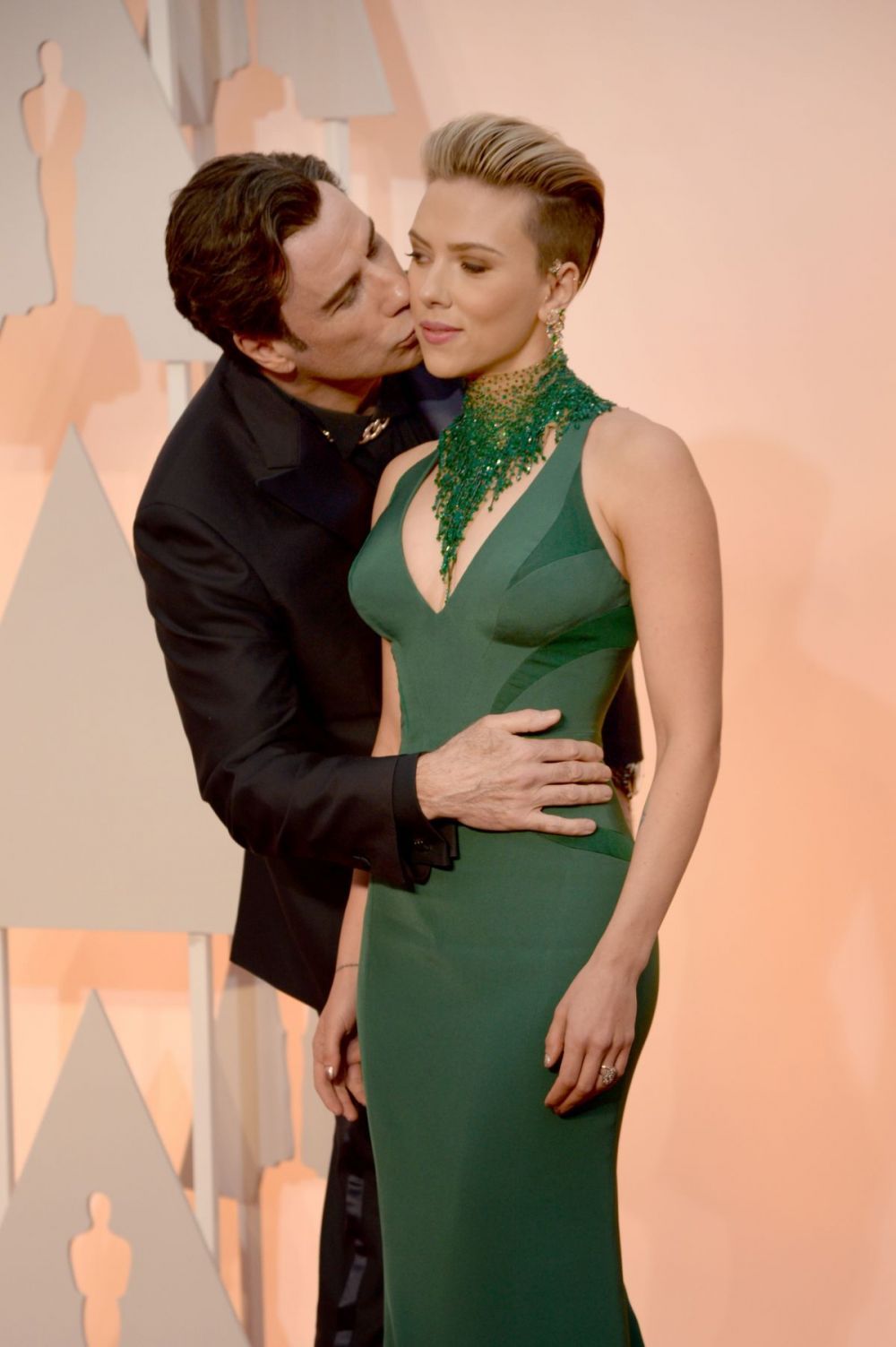 Cel mai bizar moment de la premiile Oscar. Reactia lui Scarlett Johansson cand John Travolta a pupat-o pe obraz