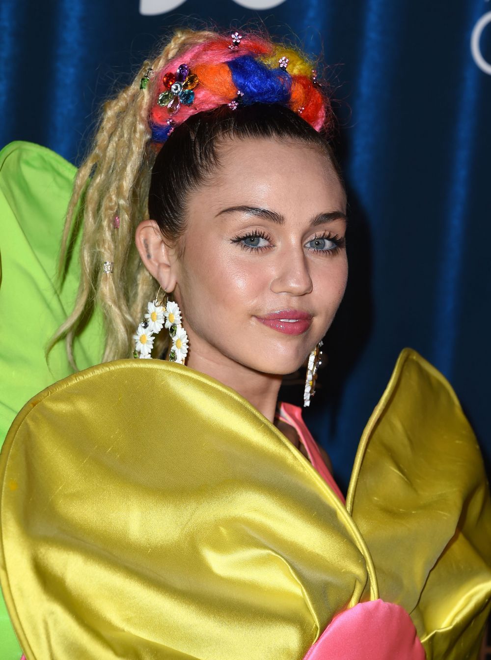 Aparitie excentrica pentru Miley Cyrus la un eveniment caritabil. In ce tinuta sexy a aparut pe scena