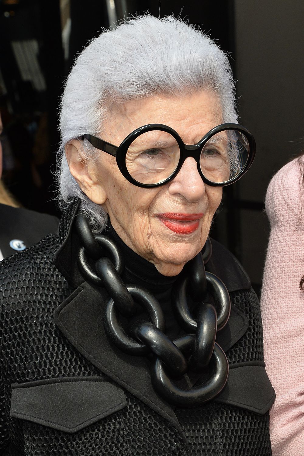 Cea mai simpatica bunicuta din lumea modei a impresionat la NYFW. Iris Apfel, trendy chiar si la 95 de ani, in baston