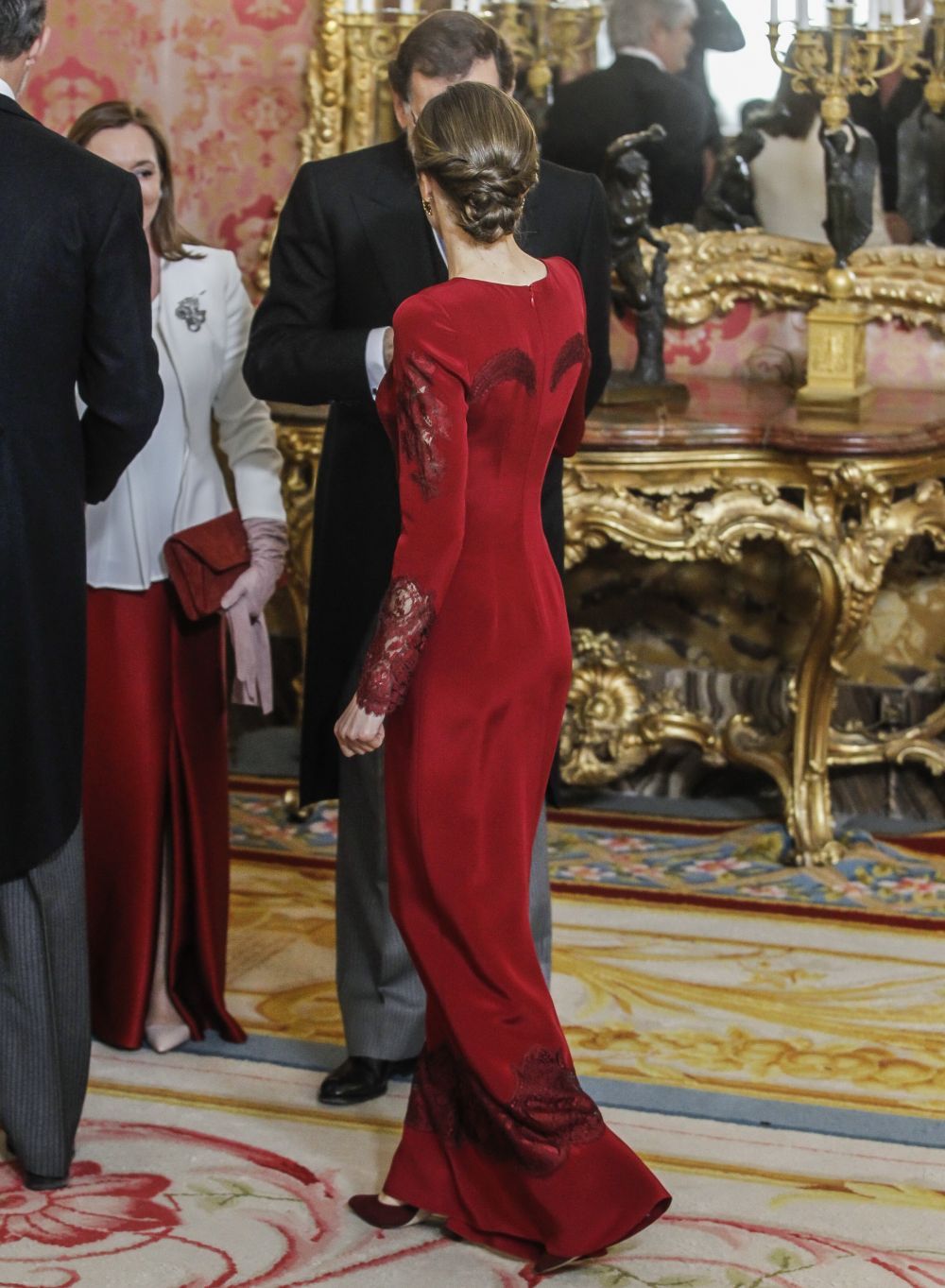 Regina Letizia, aparitie impecabila in rosu. Cat de frumoasa e rochia aleasa pentru un eveniment oficial