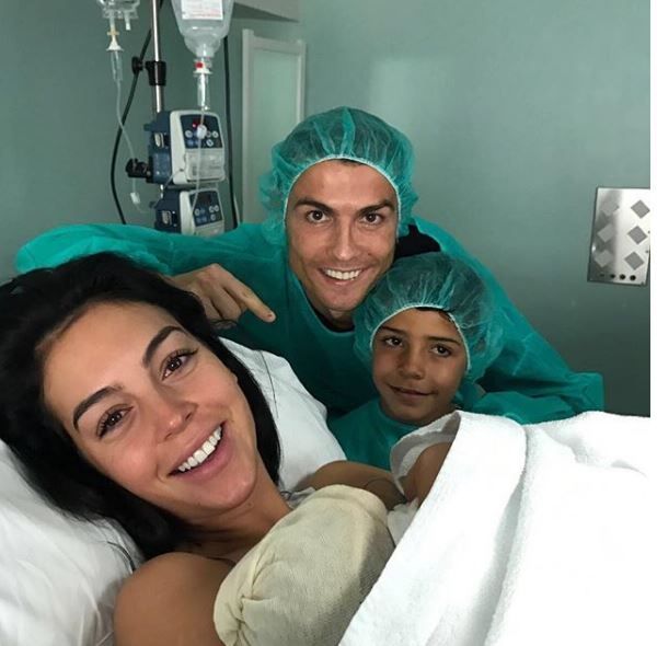 Cristiano Ronaldo, de 4 ori tata! Iubita sa a nascut, iar fotbalistul a postat prima imagine cu noul membru al familei