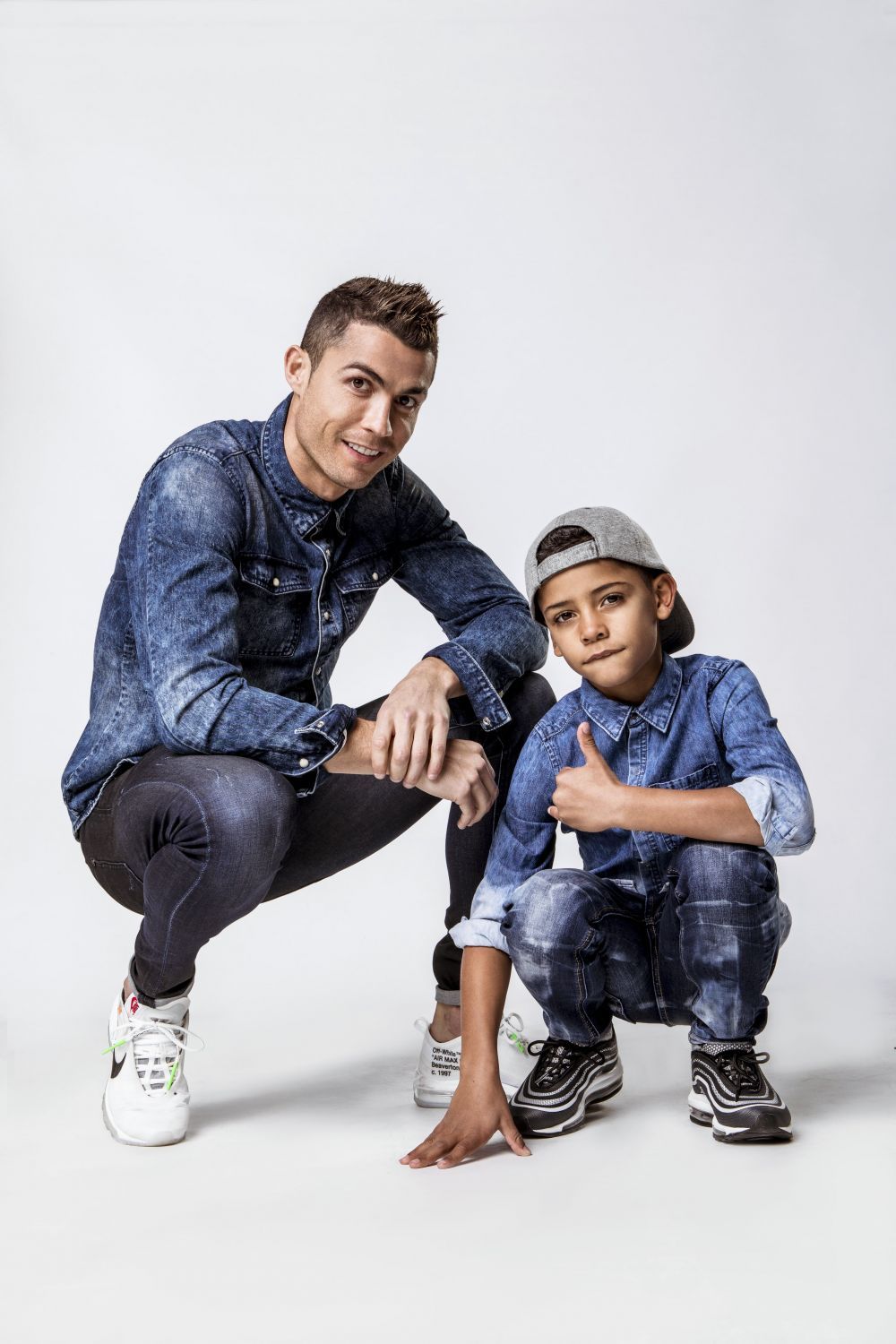 Cristino Ronaldo si fiul lui, pictorial de senzatie.Au pozat impreuna pentru noua colectie de denim lansata de fotbalist