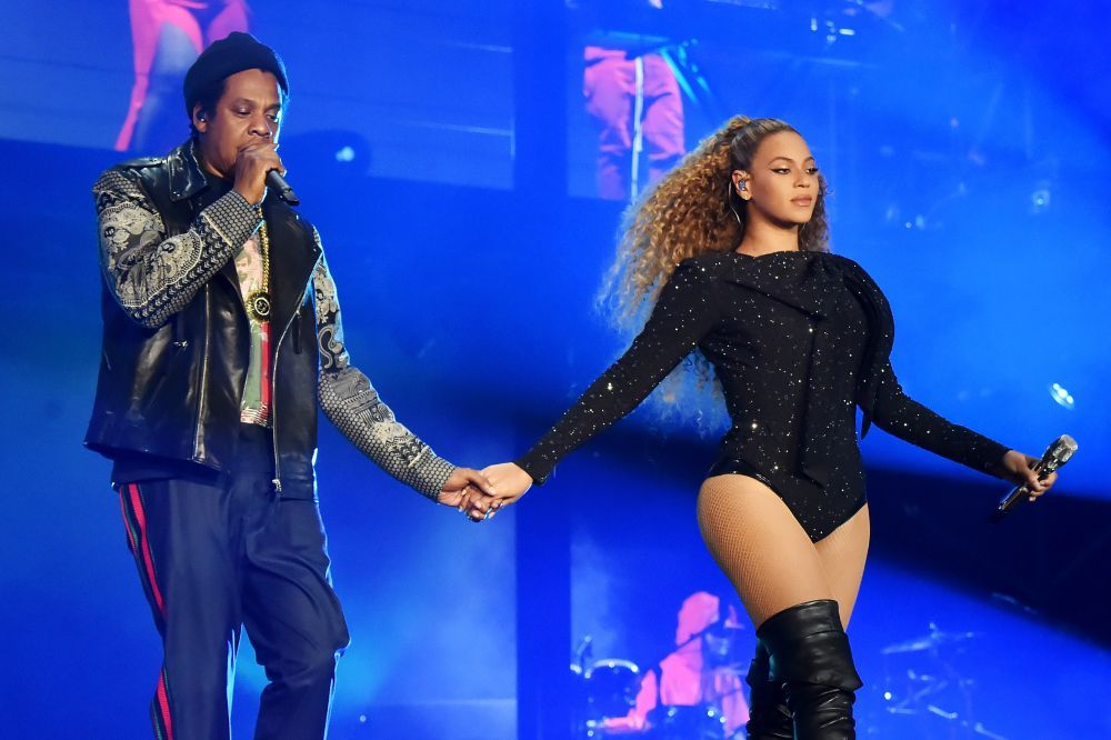 Beyonce şi Jay Z, au &icirc;mpărţit internetul &icirc;n două tabere după ce au apărut &icirc;n timpul turneului alături de gemeni