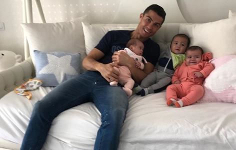 Cristiano Ronaldo sărbătorește: Gemenii lui au &icirc;mplinit un an. cum s-a pozat alături de familia lui numeroasă