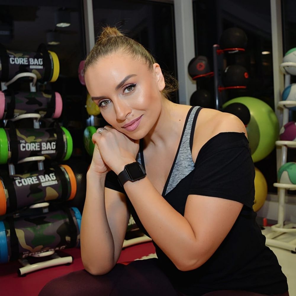 EXCLUSIV Cum păcătuiește Adina Halas! Ce program de antrenamente are vedeta și cum arată meniul ei de sportivă!