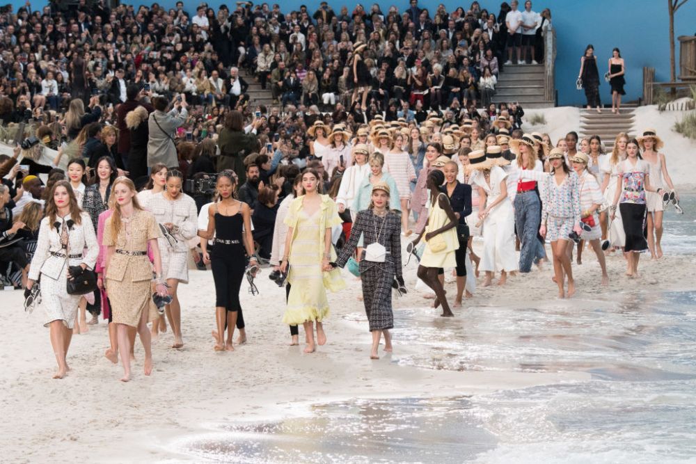 SPECTACULOS: La Săptăm&acirc;na Modei, Chanel a recreat o plajă exotică pe podium