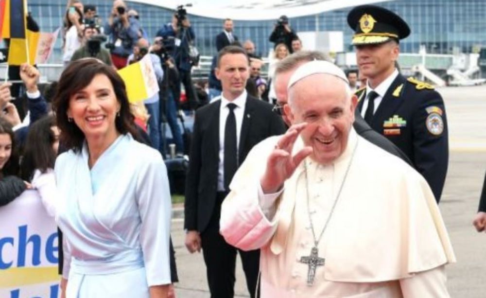Iulia Albu critică dur ținuta pe care Carmen Iohannis a purtat-o la &icirc;nt&acirc;lnirea cu Papa Francisc