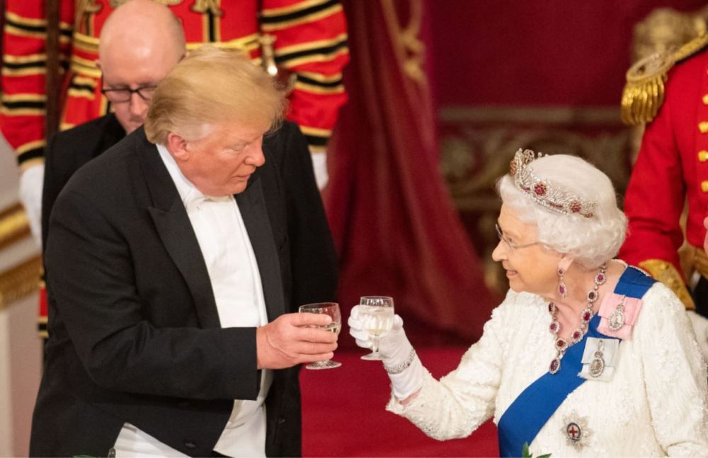 Cum l-a sfidat Regina pe Donald Trump purt&acirc;nd o tiara cu rubine