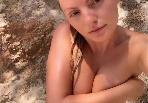 Alexandra Stan a renunțat la sutien pe o plajă din Ibiza