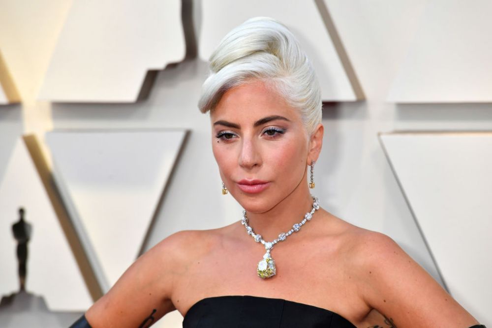 VIDEO Lady Gaga a căzut de pe scenă la un concert, cu un fan &icirc;n brațe. Ce a făcut a doua zi