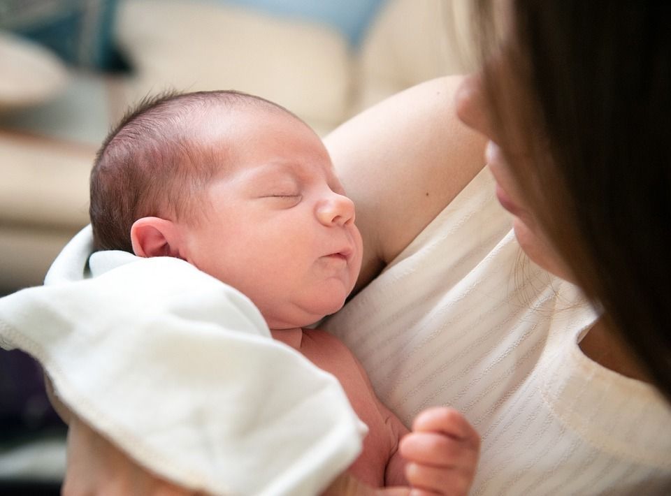 Se caută mame voluntare pentru bebelușii bolnavi și singuri din spitale