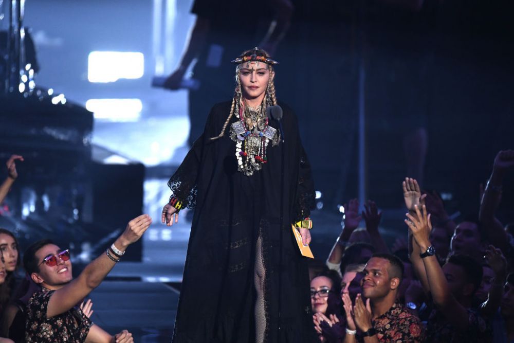 Madonna, grave probleme de sănătate? Artista, surprinsă &icirc;n timp ce se deplasa cu ajutorul unui baston
