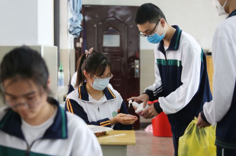 Tehnologia și noul coronavirus | Elevii din Beijing, monitorizați cu ajutorul unor brățări electronice